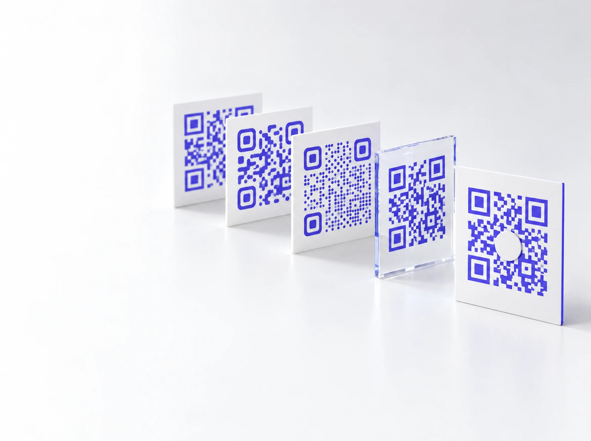 Illustration : cinq cartes blanches alignées, chacune imprimée d'un QR code indigo dans un style différent (modules carrés, arrondis, en points, support transparent, pastille au centre).