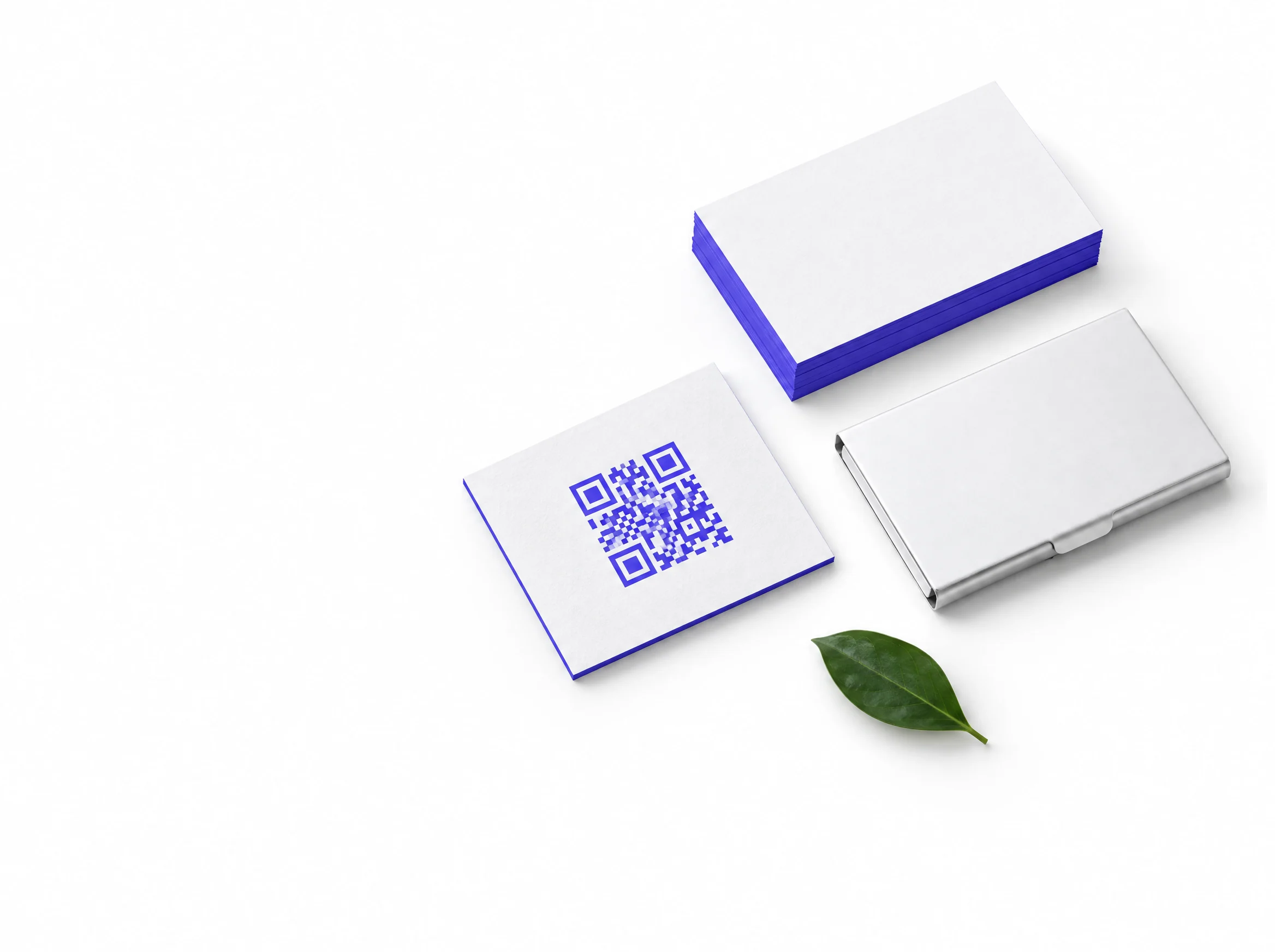 Illustration : des cartes de visite blanches aux tranches indigo, l'une retournée montre un QR code, à côté d'un porte-cartes métallique et d'une feuille verte.